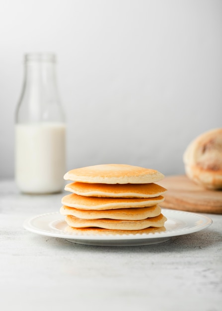 Vooraanzicht set gewone pannenkoeken