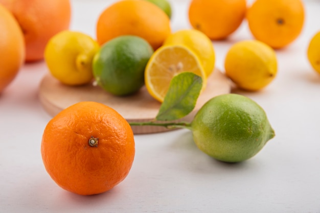 Vooraanzicht sinaasappel met limoenen, citroenen en grapefruits op een stand