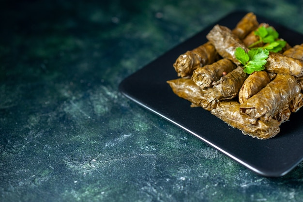 Vooraanzicht smakelijke blad dolma op donkere achtergrond calorie olie diner maaltijd maaltijd salade schotel vlees