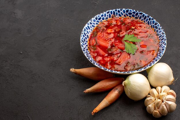 Vooraanzicht smakelijke borsch oekraïense bietensoep met verse groenten op donkere ruimte on