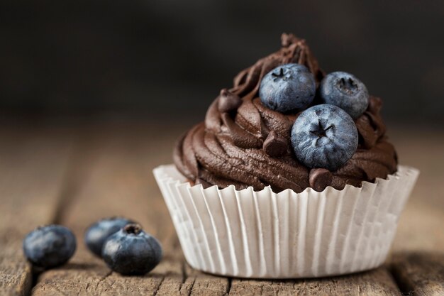 Vooraanzicht smakelijke cupcake met bosbessen