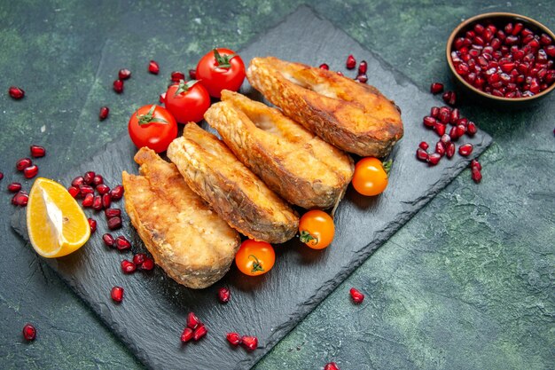 Vooraanzicht smakelijke gebakken vis met tomaten op donkere oppervlakte maaltijd zeevruchten salade zeevruchten koken gebraden gerecht gerecht vlees