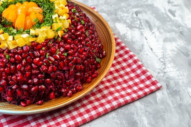 Vooraanzicht smakelijke granaatappelsalade op licht