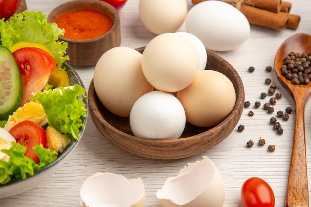 Vooraanzicht smakelijke groentesalade met toast en kruiderijen op witte achtergrond foto ochtendmaaltijd lunch eten salade ontbijt kleur ei