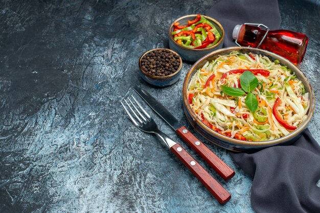 Vooraanzicht smakelijke groentesalade op lichtgrijze tafel