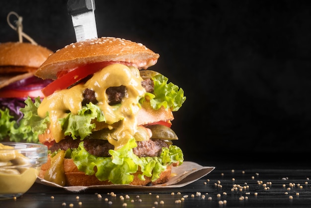 Vooraanzicht smakelijke hamburger menu regeling close-up