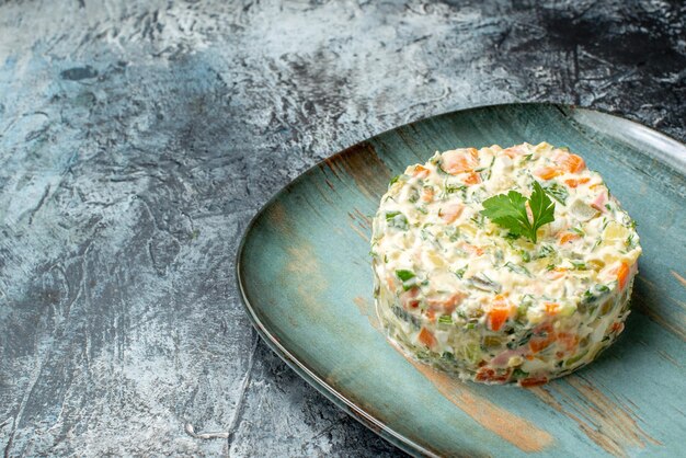 Vooraanzicht smakelijke kippensalade met verschillende ingrediënten in roud vorm op de grijze achtergrond salade voedsel maaltijd dieet gezondheid