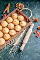 Gratis foto vooraanzicht smakelijke koekjes in houten kist op donkere ondergrond