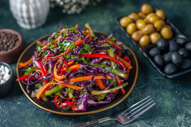 Vooraanzicht smakelijke koolsalade met olijven op donkere achtergrond maaltijd vakantie dieet brood eten lunch snack groente