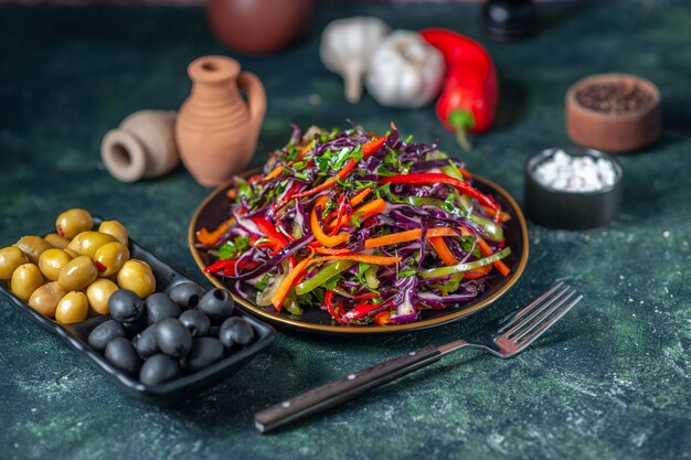 Vooraanzicht smakelijke koolsalade met olijven op donkere achtergrond snack maaltijd vakantie gezondheid brood eten lunch groente
