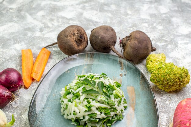 Vooraanzicht smakelijke koolsalade met verse groente