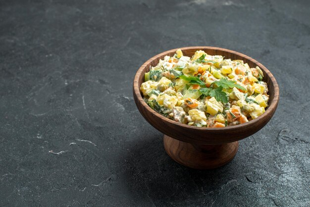 Vooraanzicht smakelijke mayonaise salade in bruine plaat op het grijze oppervlak snack lunch maaltijd eten salade