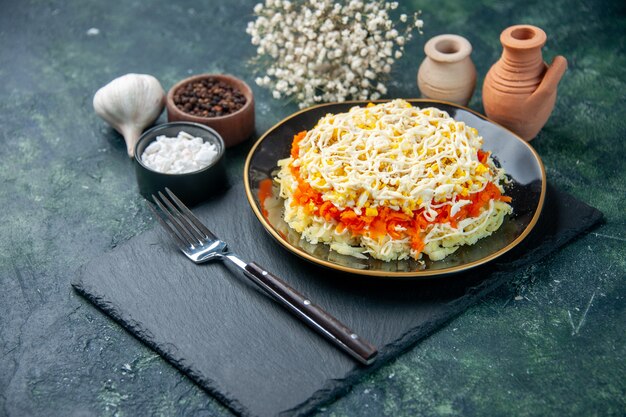 vooraanzicht smakelijke mimosa salade binnen plaat op donkerblauwe achtergrond