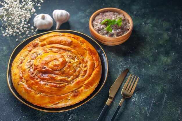 Vooraanzicht smakelijke vleespastei in pan met rauw vlees op donkerblauwe achtergrond cake eten bak koekjesdeeg oven taart gebak