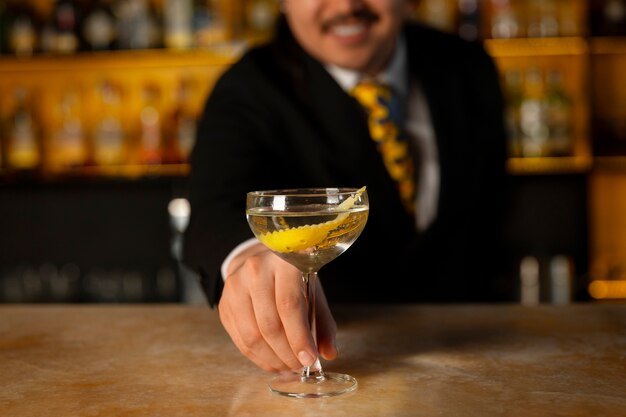 Vooraanzicht smiley barman op het werk