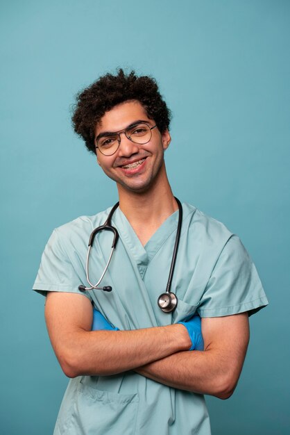 Vooraanzicht smiley jonge dokter