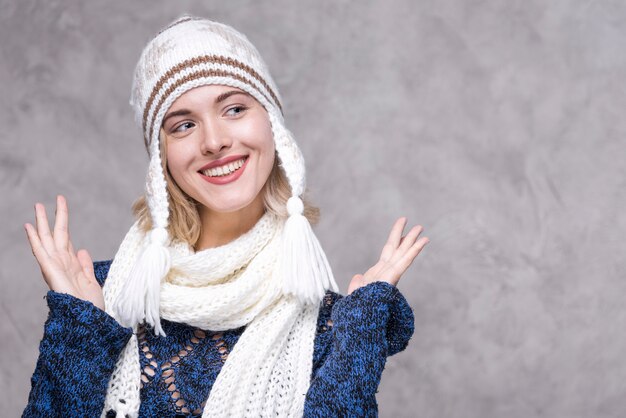 Vooraanzicht smiley jonge vrouw met hoed