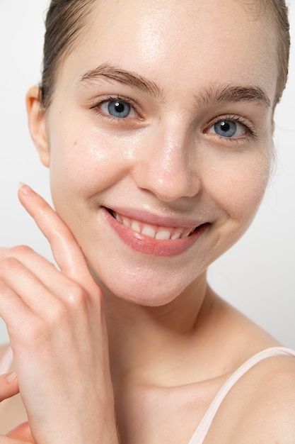 Gratis foto vooraanzicht smiley jonge vrouw poseren