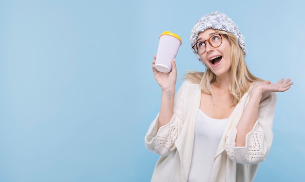 Vooraanzicht smiley jonge vrouw