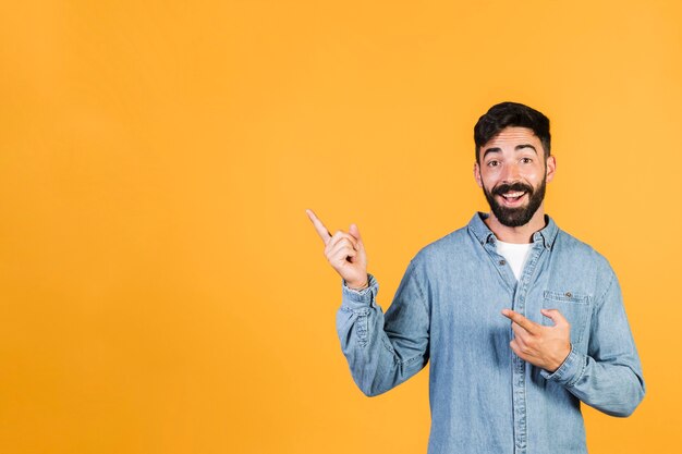 Vooraanzicht smiley kerel die omhoog wijst