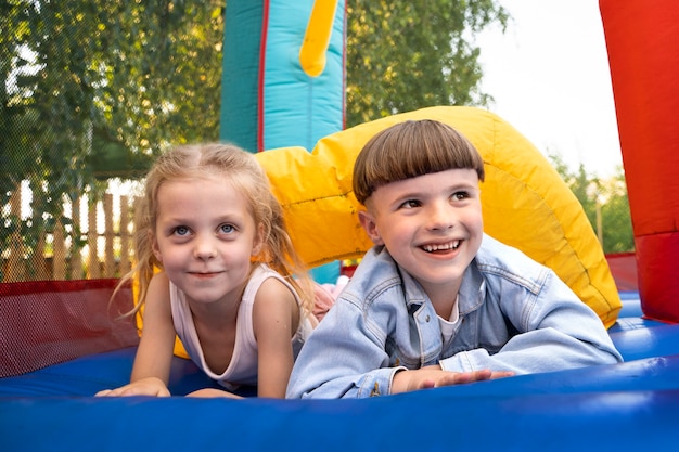 Vooraanzicht smiley kinderen die in springkussen liggen