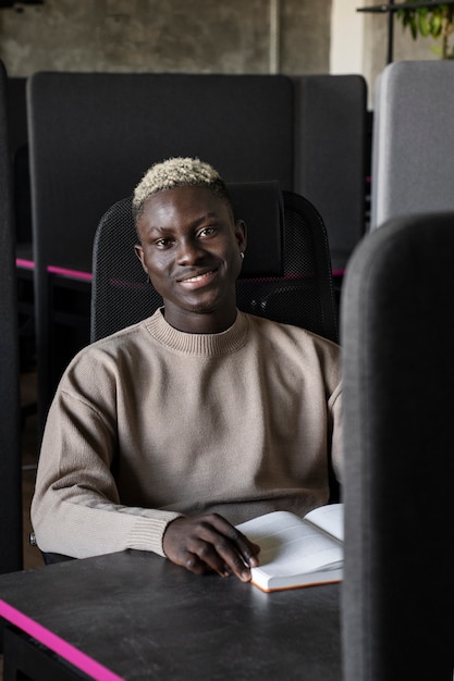 Vooraanzicht smiley man aan het werk