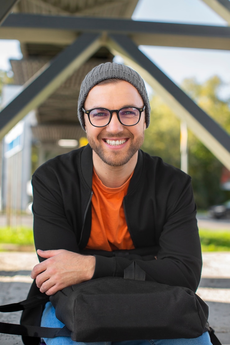 Gratis Foto vooraanzicht smiley man buitenshuis