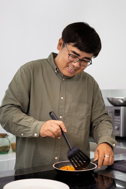 Vooraanzicht smiley man koken