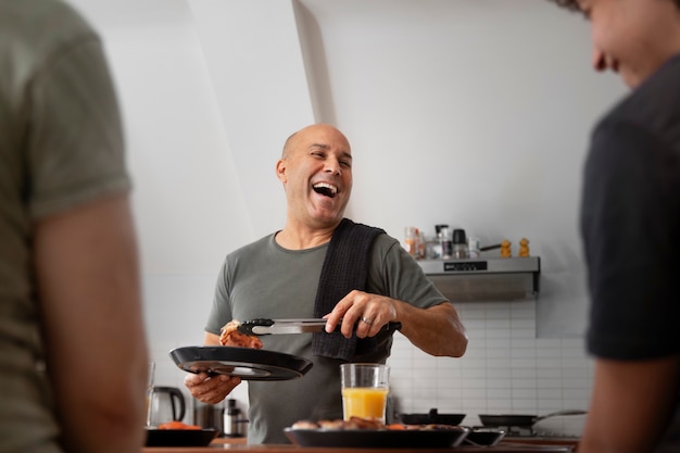 Gratis foto vooraanzicht smiley man koken