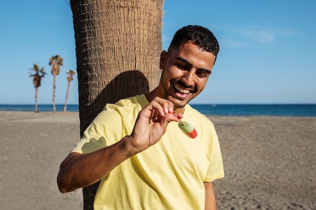 Vooraanzicht smiley man met ijs