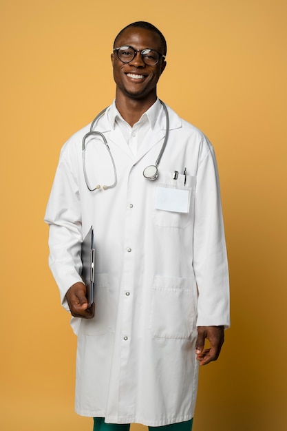 Vooraanzicht smiley man met laboratoriumjas