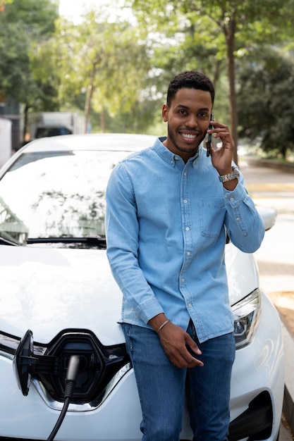 Vooraanzicht smiley man praten over de telefoon