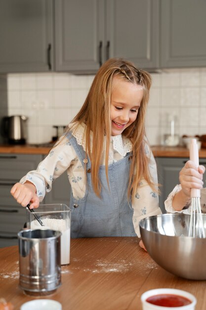 Vooraanzicht smiley meisje koken