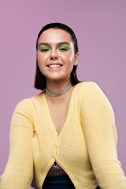 Vooraanzicht smiley meisje poseren in studio