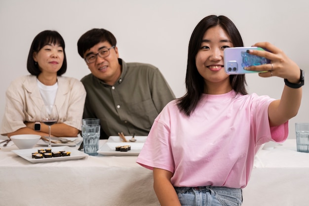 Vooraanzicht smiley meisje selfie te nemen