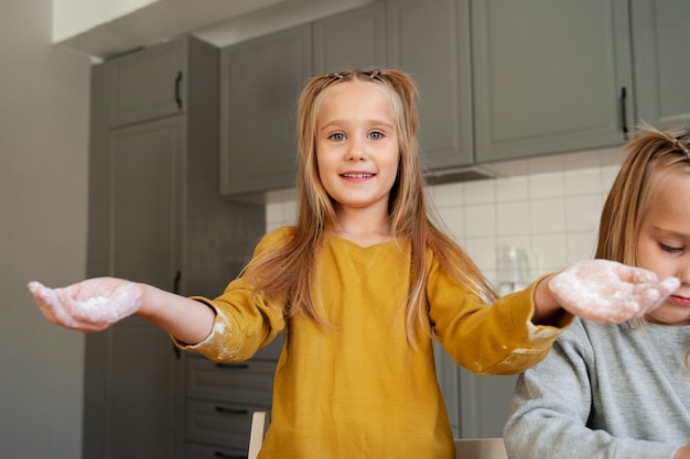 Gratis foto vooraanzicht smiley meisjes koken