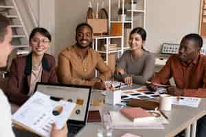 Gratis foto vooraanzicht smiley mensen aan het werk