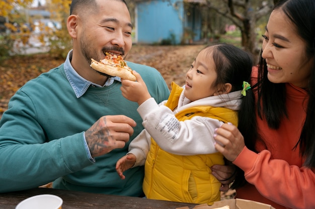 Gratis foto vooraanzicht smiley mensen die pizza eten