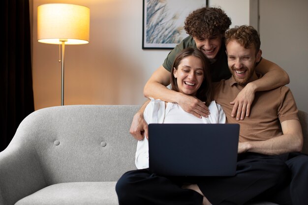 Vooraanzicht smiley mensen polyamorie relatie