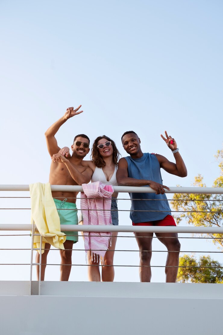 Gratis Foto vooraanzicht smiley mensen poseren samen
