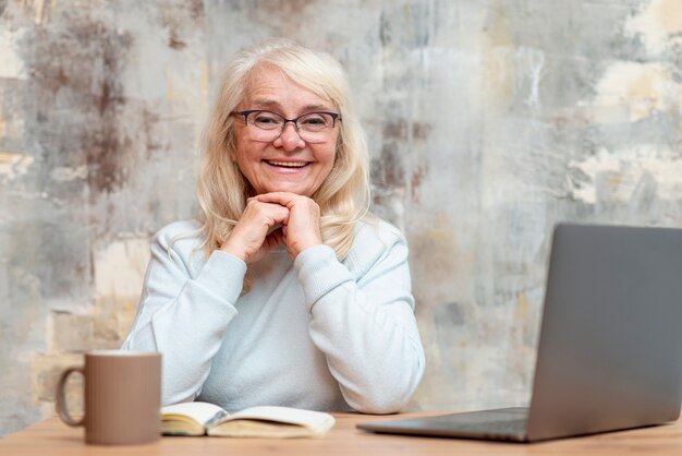 Vooraanzicht smiley oudere vrouw