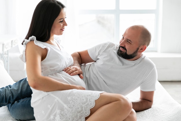 Vooraanzicht smiley ouders kijken naar elkaar