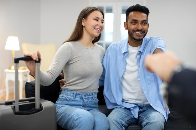 Vooraanzicht smiley paar reizen