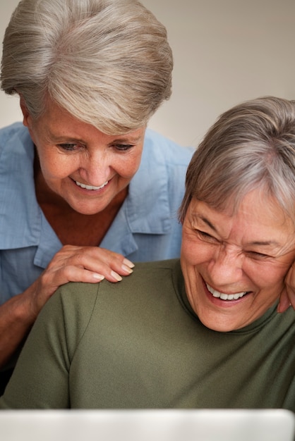 Gratis foto vooraanzicht smiley queer couple