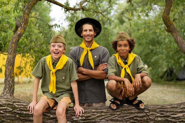 Vooraanzicht smiley scouts poseren