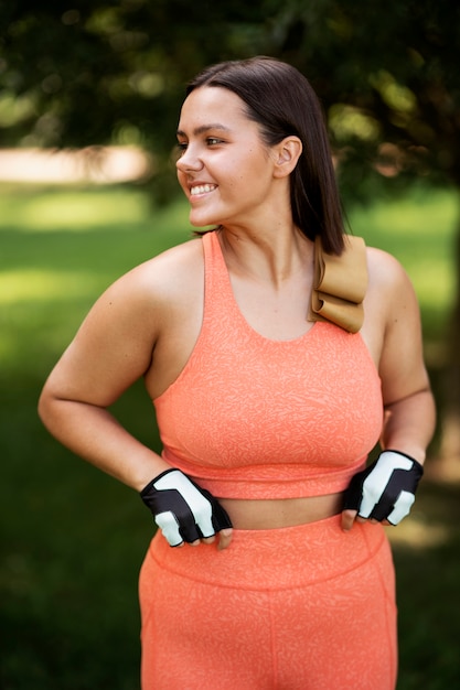 Vooraanzicht smiley sportieve vrouw buitenshuis