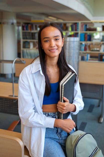 Vooraanzicht smiley student met boeken