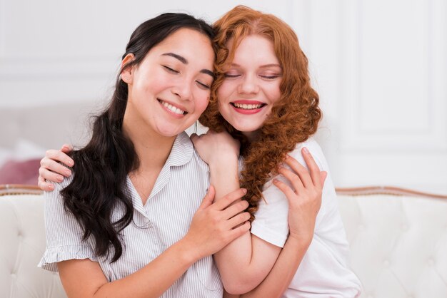 Vooraanzicht smiley vrienden knuffelen