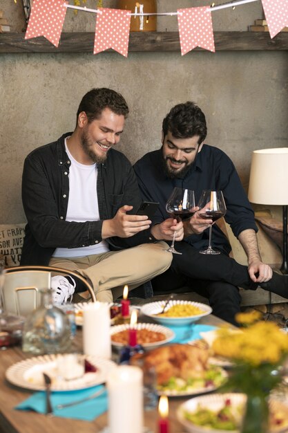 Gratis foto vooraanzicht smiley vrienden met drankjes