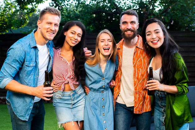 Gratis foto vooraanzicht smiley vrienden samen met drankjes